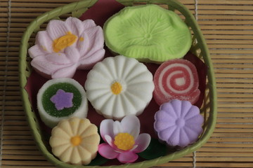 落雁は日本の代表的な菓子のひとつであり、米などのでんぷんの粉に水あめと砂糖を混ぜて着色し、型で乾燥させて作られています。