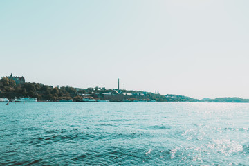 Obraz premium Deep blue water of a clean lake on a sunny day.