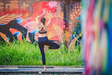 Scenario urbano con coppia di giovani che fa acroyoga e yoga