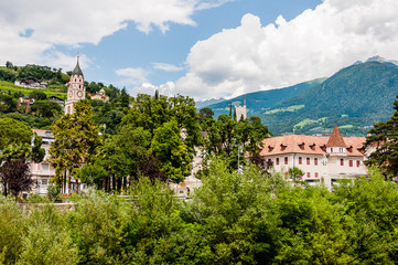 Meran, St. Nikolaus, Kirche, Pfarrkirche, Altstadt, Kurpromenade, Weinberge, Obstb&auml;ume, Vinschgau, S&uuml;dtirol, Sommer, Italien