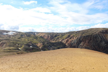 Person allein in einer Bergkette