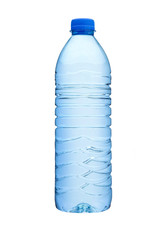 Mineralwasserflasche aus Plastik isoliert auf weissem Hintergrund