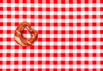 Brötchen auf rot/weißer Tischdecke