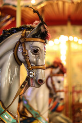 Pferde eines Karussells auf der Rheinkirmes in Düsseldorf am 14. Juli 2019.