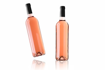 Dos botellas de vino rosado con fondo blanco