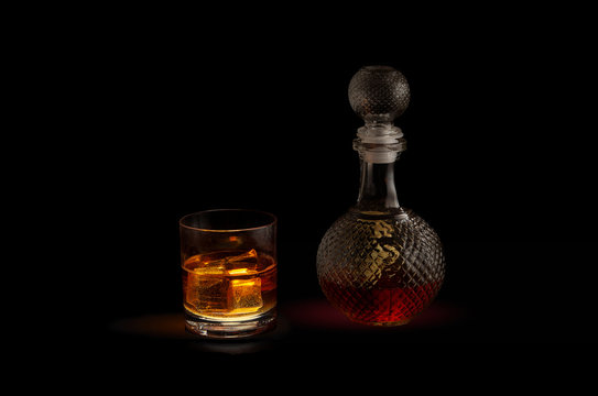 Licorera y vaso con hielos.