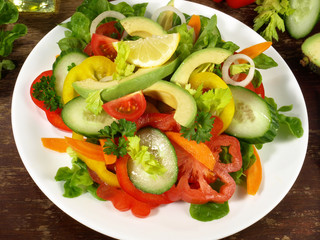 Gemischter Salat mit Avocado