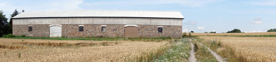 Fototapeta na wymiar Barn and field