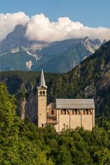 Fototapeta na wymiar Kirche im Hochgebirge