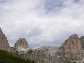 meravigliosa vista delle suggestive cime dolomitiche in estate, tra verde e rocce