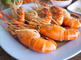 Shrimp burned on a blue plate