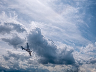 Fototapeta na wymiar avion voltige entre nuages