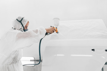 Professional car painting with airbrush pulverizer.