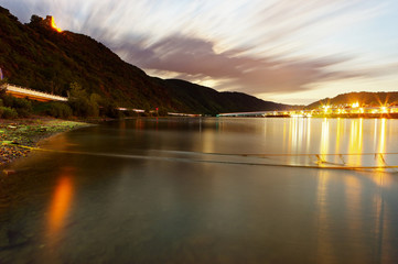 Kamp-Bornhofen mit Rhein mit Bahnstrecke und Bootssteg in Rheinland-Pfalz Deutschland Europa fotografiert am 2019.08.15
