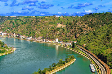 Blick von der Loreley auf dem Rhein bei St. Goarshausen Oberes Mittelrheintal in Rheinland-Pfalz Deutschland Europa fotografiert am 2019.08.16