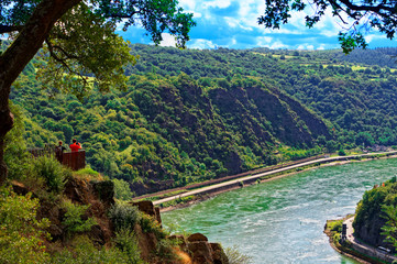Blick von der Loreley auf dem Rhein bei St. Goarshausen Oberes Mittelrheintal in Rheinland-Pfalz Deutschland Europa fotografiert am 2019.08.16