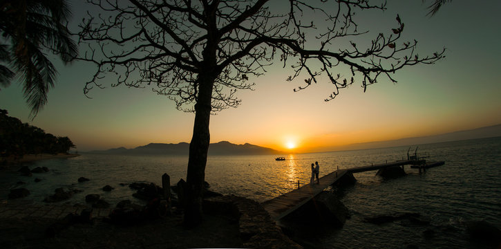 casal por do sol, na praia