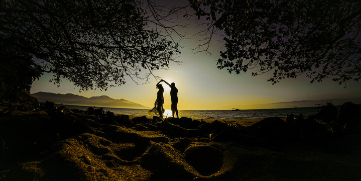 Dan&ccedil;ando na praia, casal dan&ccedil;ando na praia, por do sol na praia, casal no por do sol