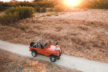 Obraz na płótnie Canvas Viaggio femminile in solitaria con la jeep.