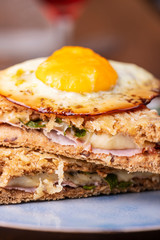 Nahaufnahme eines französischen Croque Madame