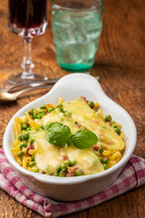 Rigatoni Emiliana in einer Auflaufform auf Holz