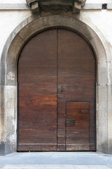 Fototapeta na wymiar antico porta ad arco ingresso palazzo italia