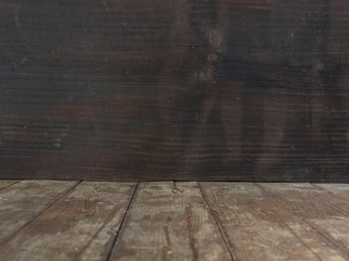 Leere Holzbühne mit dunklem Hintergrund