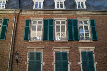 Coleção de janelas antigas, modernas, medievais e vitrais espalhadas pelo mundo. Italia, belgica,...