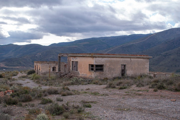 Fototapeta na wymiar Casa en ruinas en la mina de la Solana