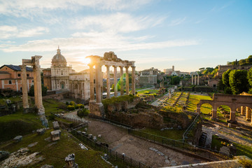 Obraz premium Rzymskie forum. Wizerunek Forum Romanum w Rzymie w godzinach porannych, Europa