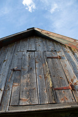 Naklejka premium Old wooden door on the roof