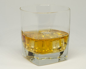 Whisky w szklance z lodem - 285140217