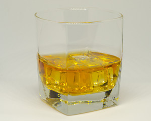 Whisky w szklance z lodem - 285140231