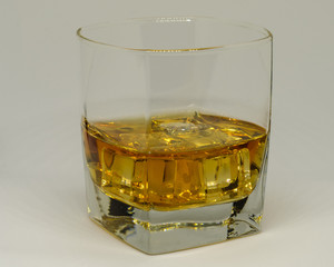 Whisky w szklance z lodem - 285140240