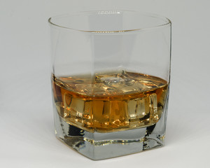 Whisky w szklance z lodem - 285140257