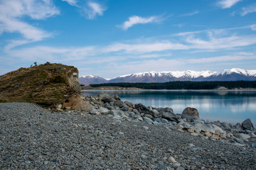 Fototapeta na wymiar Serene Lakeside scenery in the Southern Alps of New Zealand