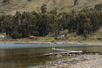 borde de lago con casas de fondo