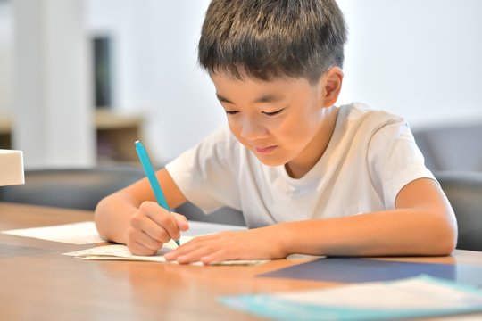 勉強する男の子