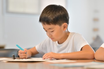 勉強する男の子