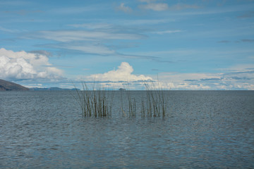 lago con nubes de fondo
