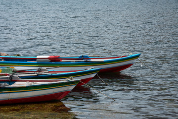 lanchas coloridas de madera 