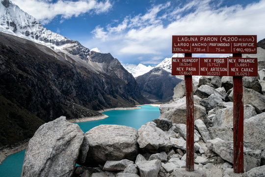 Mirador de laguna paron en cordillera blanca de peru. Un cartel describe caracteristicas de la laguna y de las monta&ntilde;as que la rodean