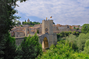 Fototapeta na wymiar Medieval bridge of Besalu. Gerona. Spain
