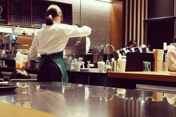 カフェ店員、仕事