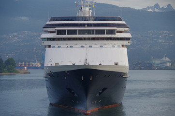 Kreuzfahrtschiff frontal Bug und Brücke mit Passagieren im Hafen von Vancouver, Kanada mit Bergen...