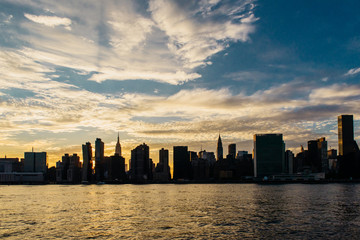 Fototapeta premium Manhattan skyline view at dusk from Long Island CIty