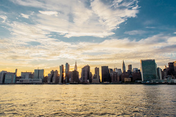 Obraz premium Manhattan skyline view at dusk from Long Island CIty