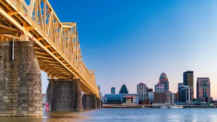 Photo sur Plexiglas Anti-reflet Brooklyn Bridge Pont vers les toits de Louisville