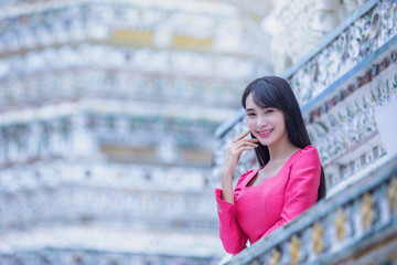 Fototapeta premium Lao girl tourists visiting Thai temples,