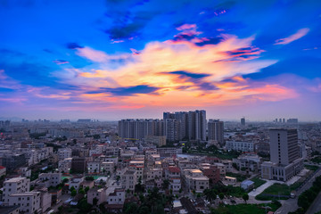 Obraz premium residential area in a chinese suburb in the evening with beautiful gold clouds and blue sky